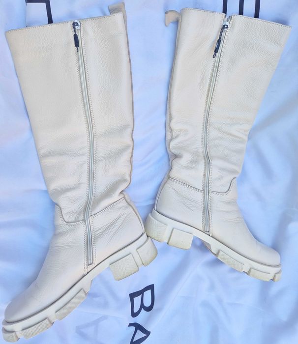 Преміальні жіночі чоботи труби зі шкіри молочного кольору