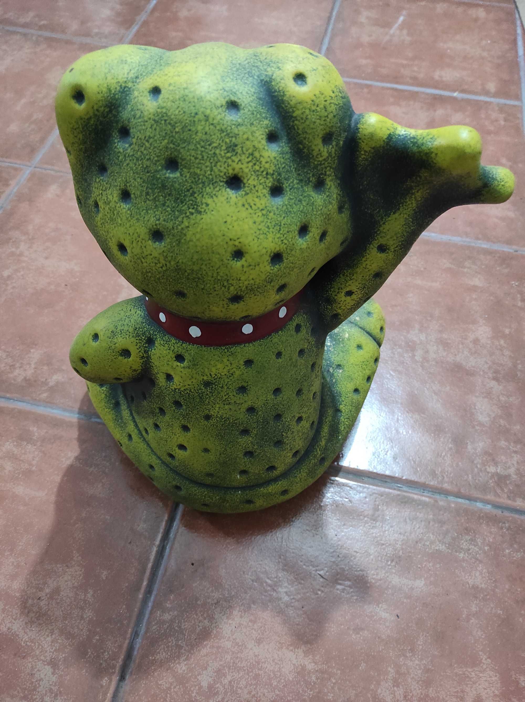 Vendo floreira em porcelana em forma de sapo para lojas