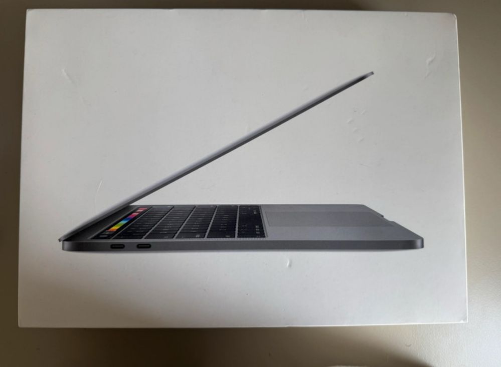 Macbook Pro 2019 / 8GB RAM / 256GB MEMORY / TOUCH BAR