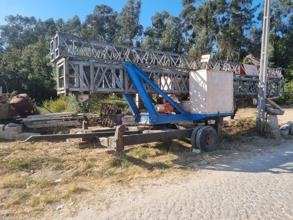 Grua auto montante