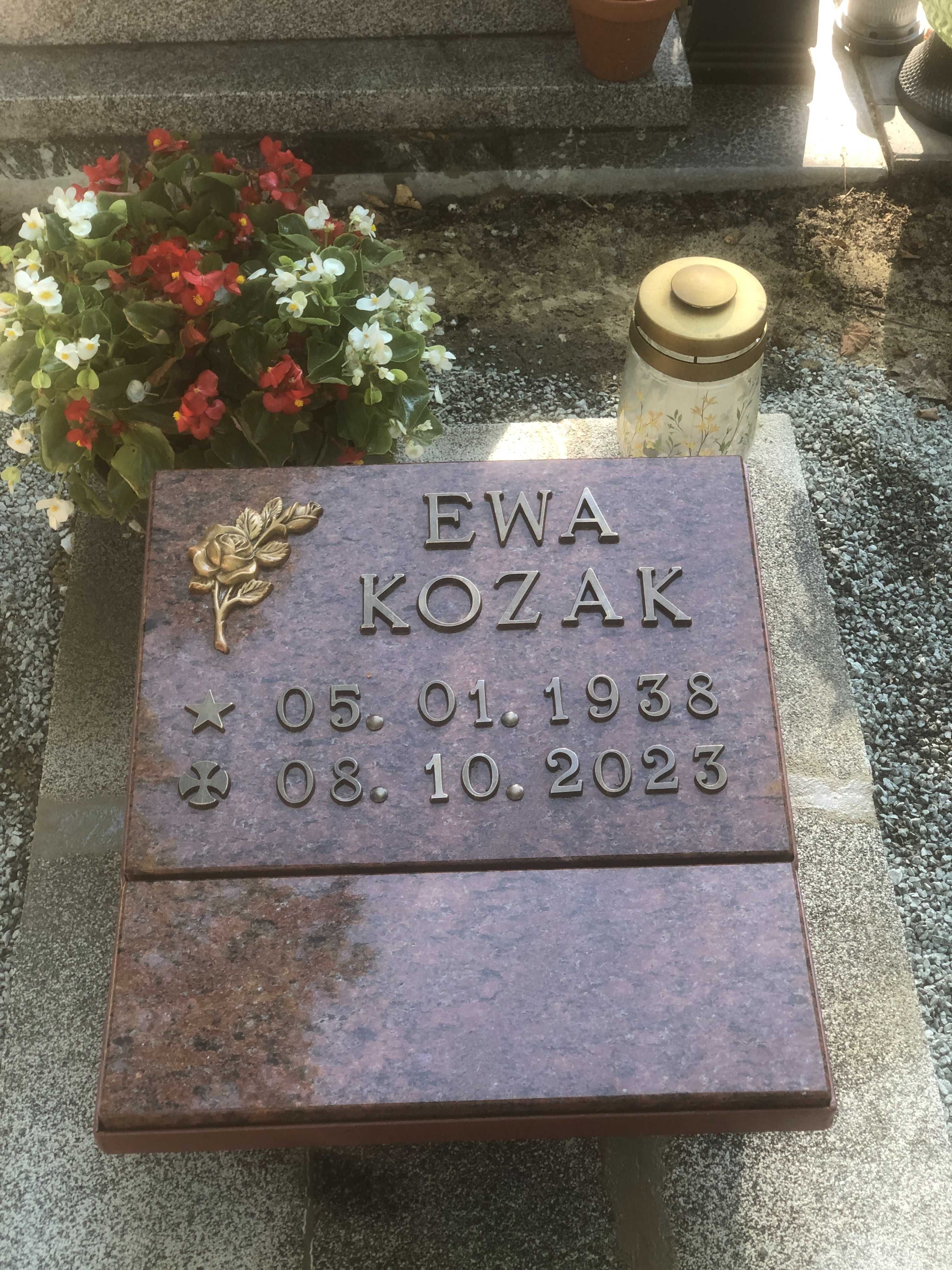 Nagrobek Urnowy osadzony w stalowej ramie ( Metaloplastyka )