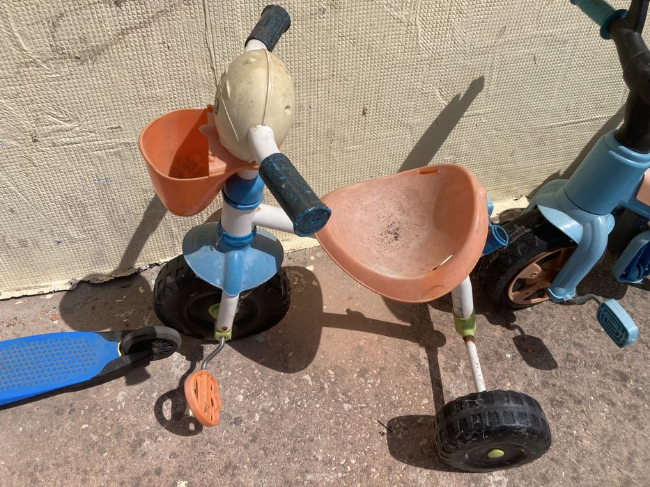 Bicicletas, carro e quadricicolo