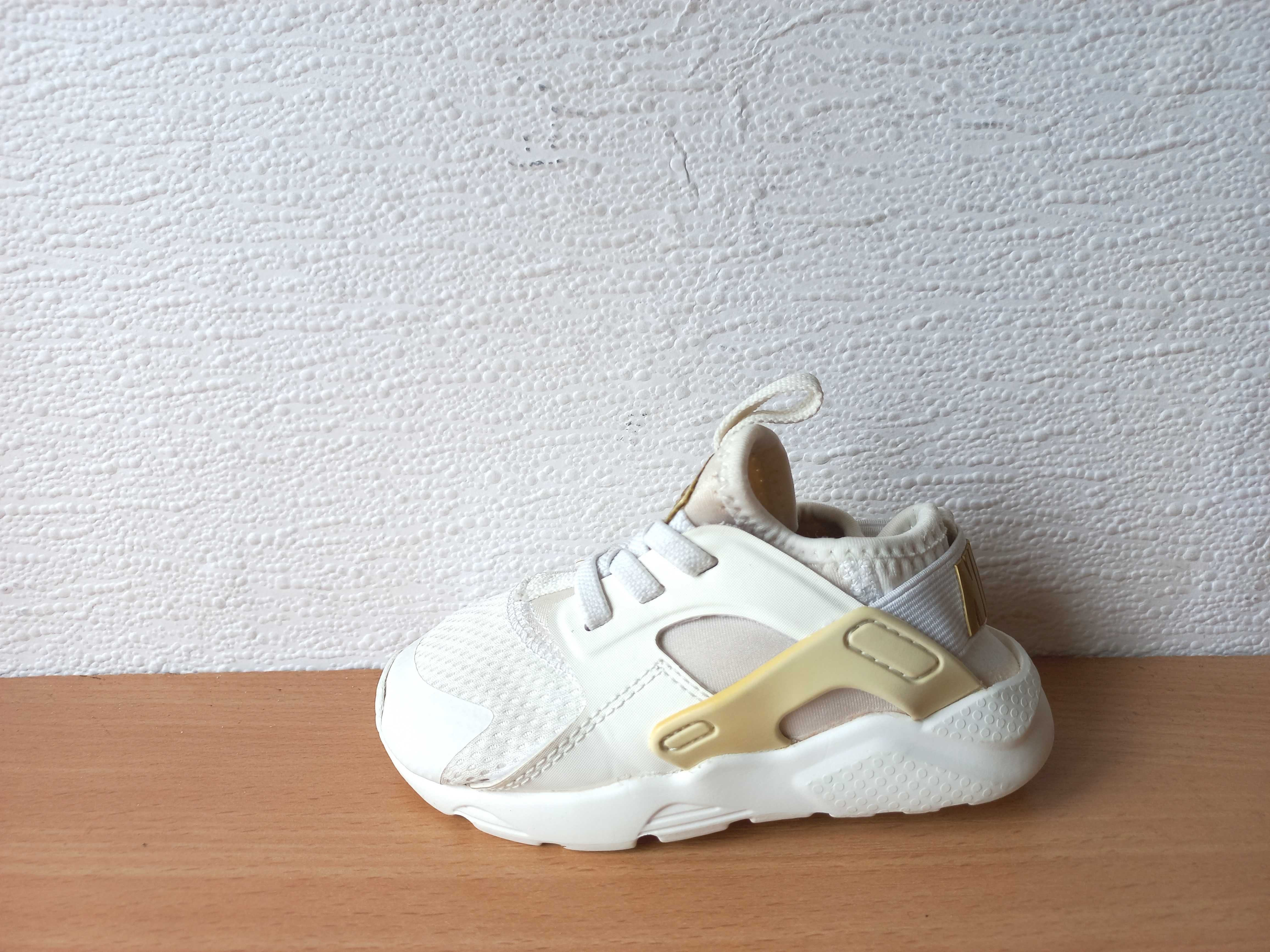 Білі кросівки Nike Air Huarache вказано 24 р. устілка 14 см.