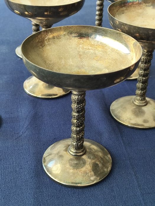 Taças prateadas para espumante