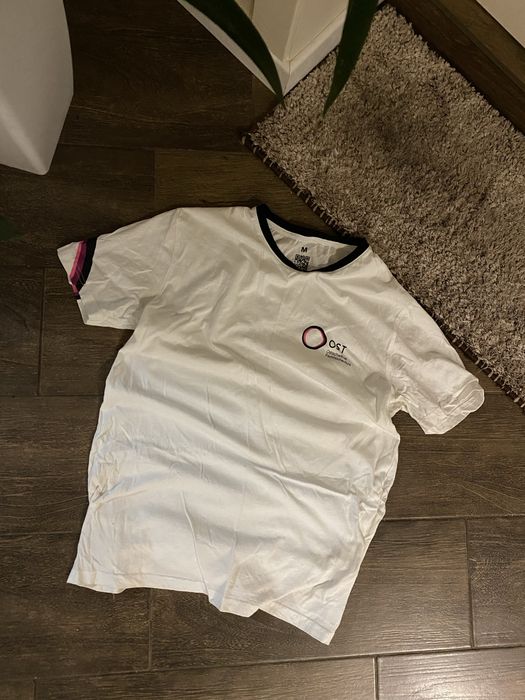 Біла футболка з швеції