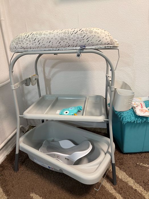 Пеленальний столик+ Ванночка та заколисуючий центр+подаруночок