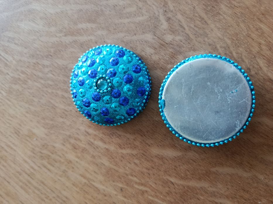 Маленька кругла скринька.