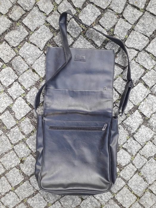 Torebka listonoszka czarna z skóry ekologicznej