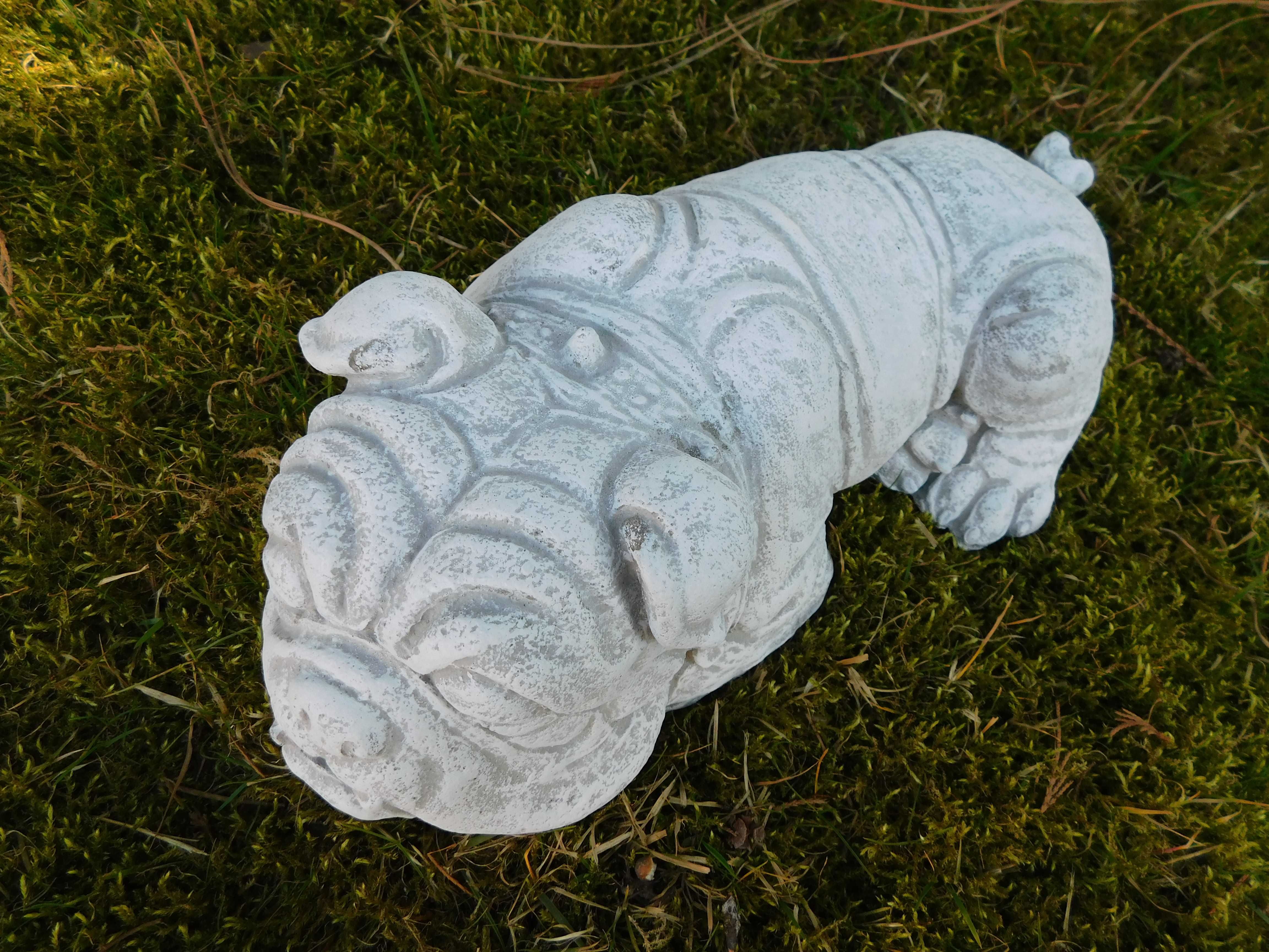 Ozdoba betonowa Figurka Pies leżący buldog biały kolor Ogród