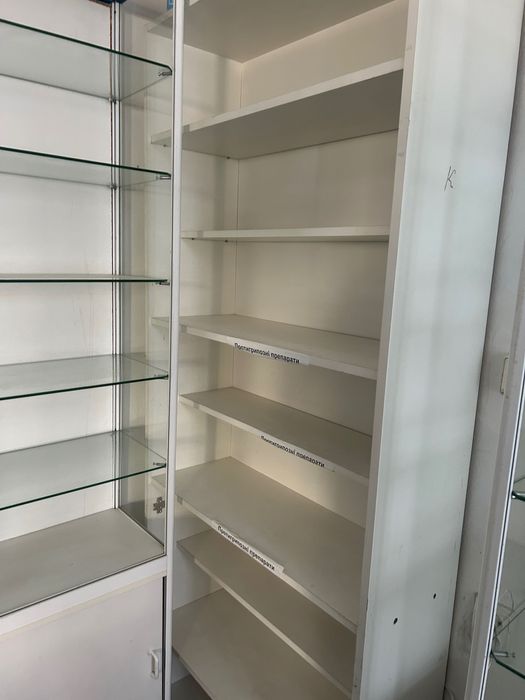 Офісна мебель різного фасони у гарному стані