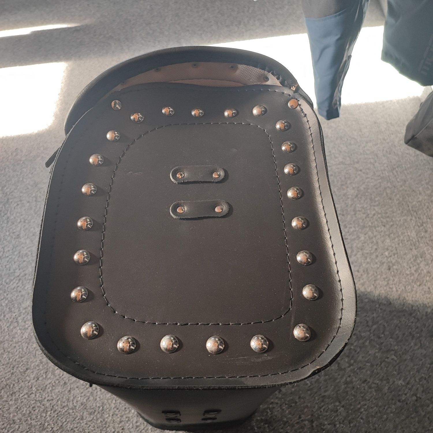 Kufer K08E 55cm skórzany ćwiekowany 2 zamki +kluczyk Chopper