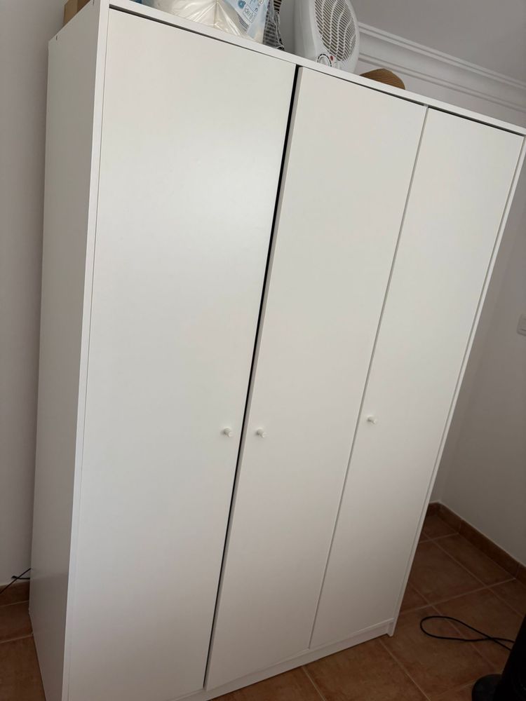 Vendo roupeiro branco, usado.