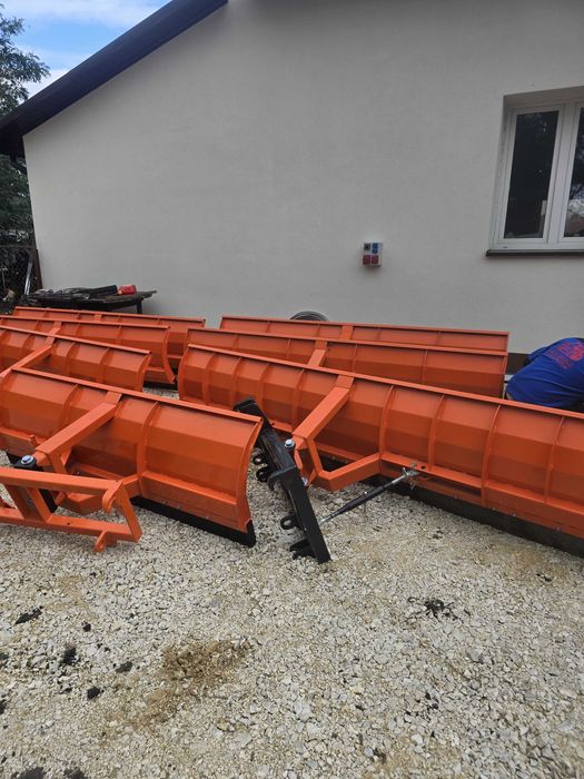 Pług śnieżny z uchwytem TUZ / TUR / wideł – gotowy do pracy