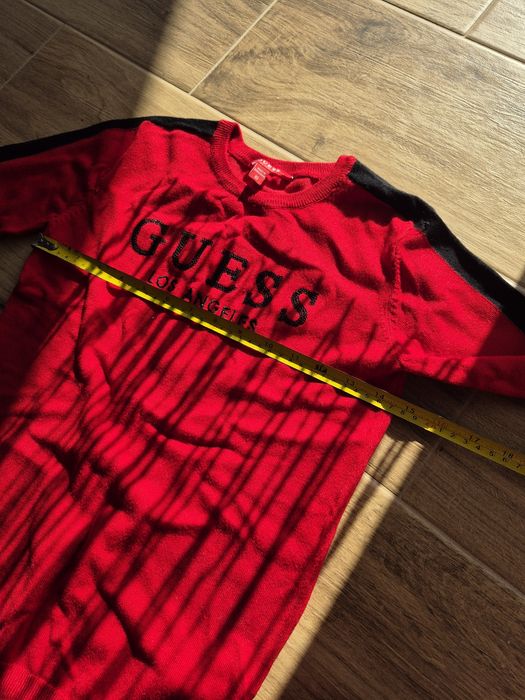 Sweter czerwonego koloru firmy Guesss