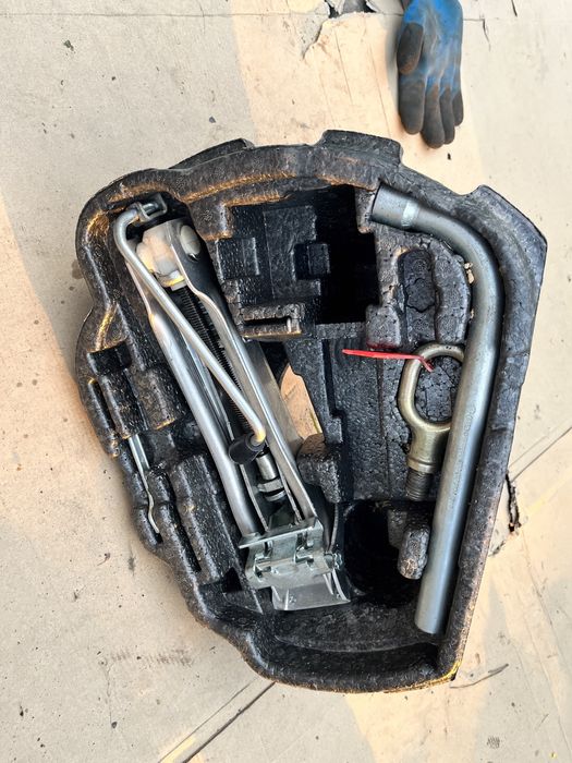 Zestaw naprawczy koła zapasowego do VW Golf, Audi, Skoda Seat, lewarek