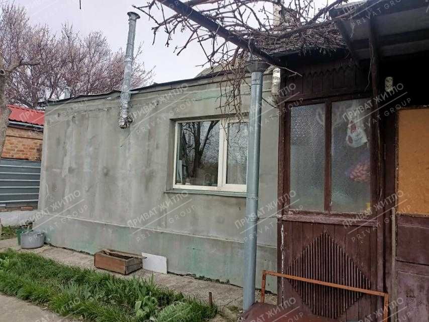 Частина будинку з окремим двором біля річки.