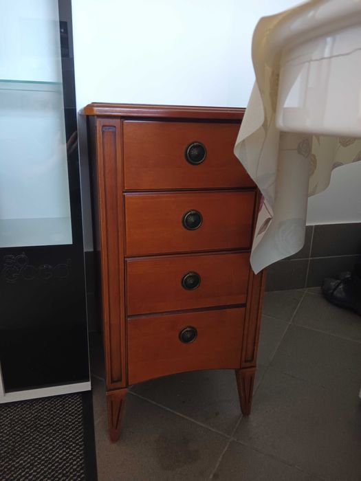 Mała szafka komoda drewniana z szufladami