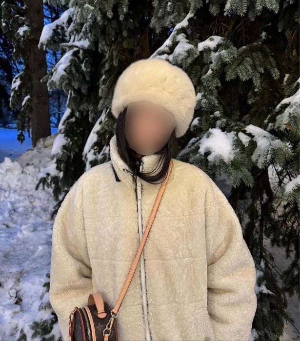 Белая норковая шапка