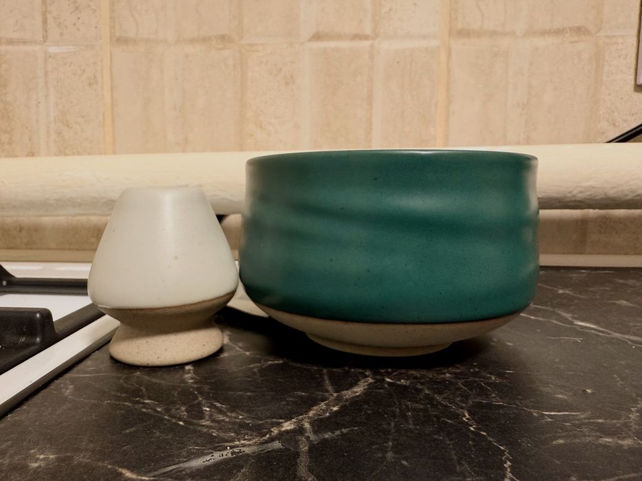 чаван (чаша) та кусеонаші (підставка для вінчика) +капучинатор і матча