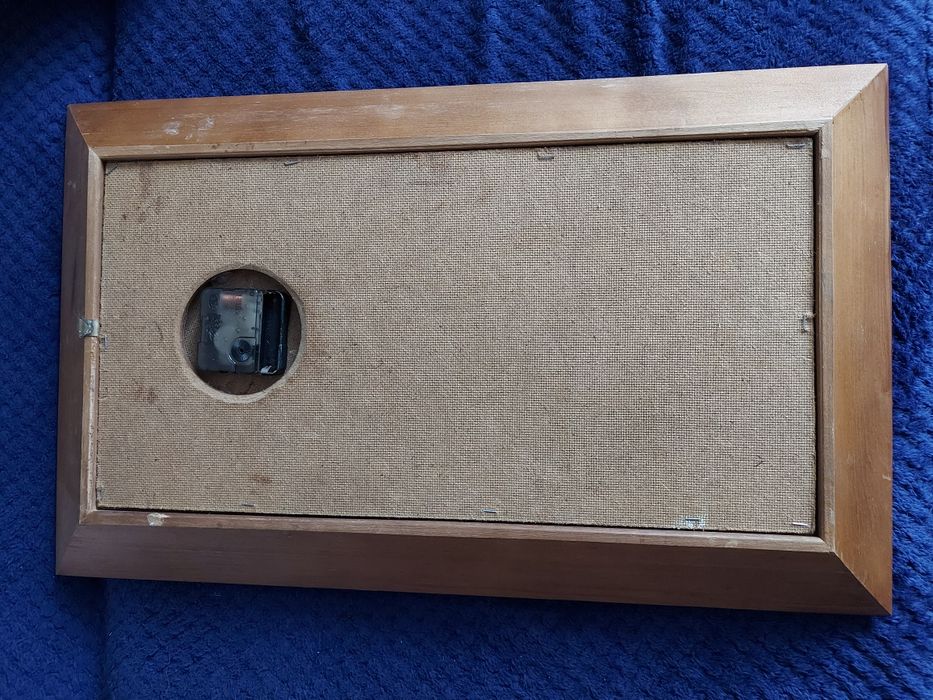 Skórzany zegar w drewnianej ramie