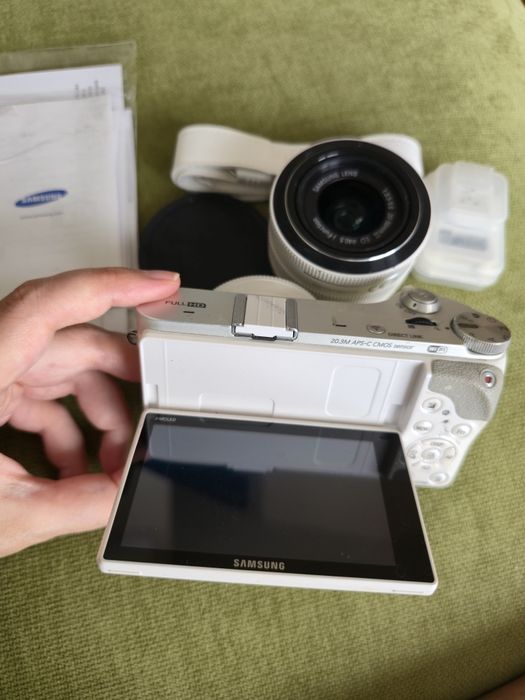 Samsung NX300 20.3MP CMOS Smart WiFi Mirrorless Digital Camera with 20