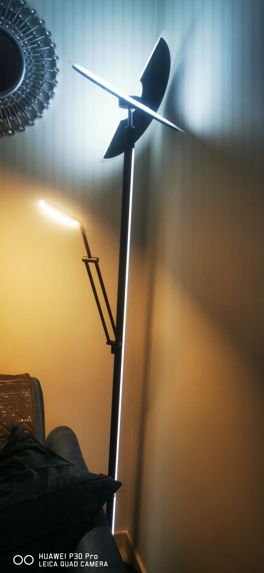Lampa podłogowa.