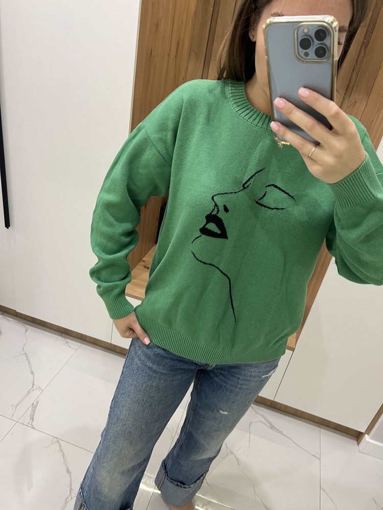Новий светр зеленого кольору
