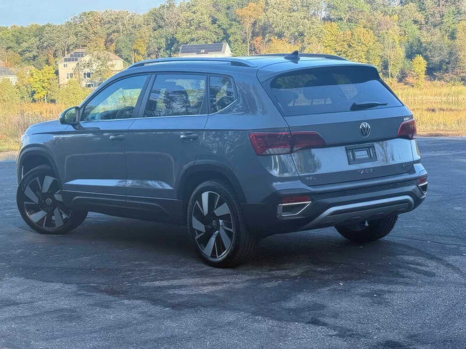 Volkswagen Taos      2024