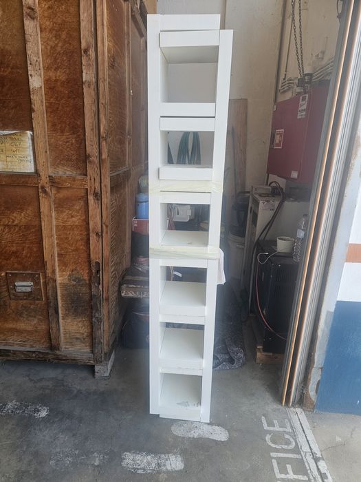 Manequim e prateleiras loja