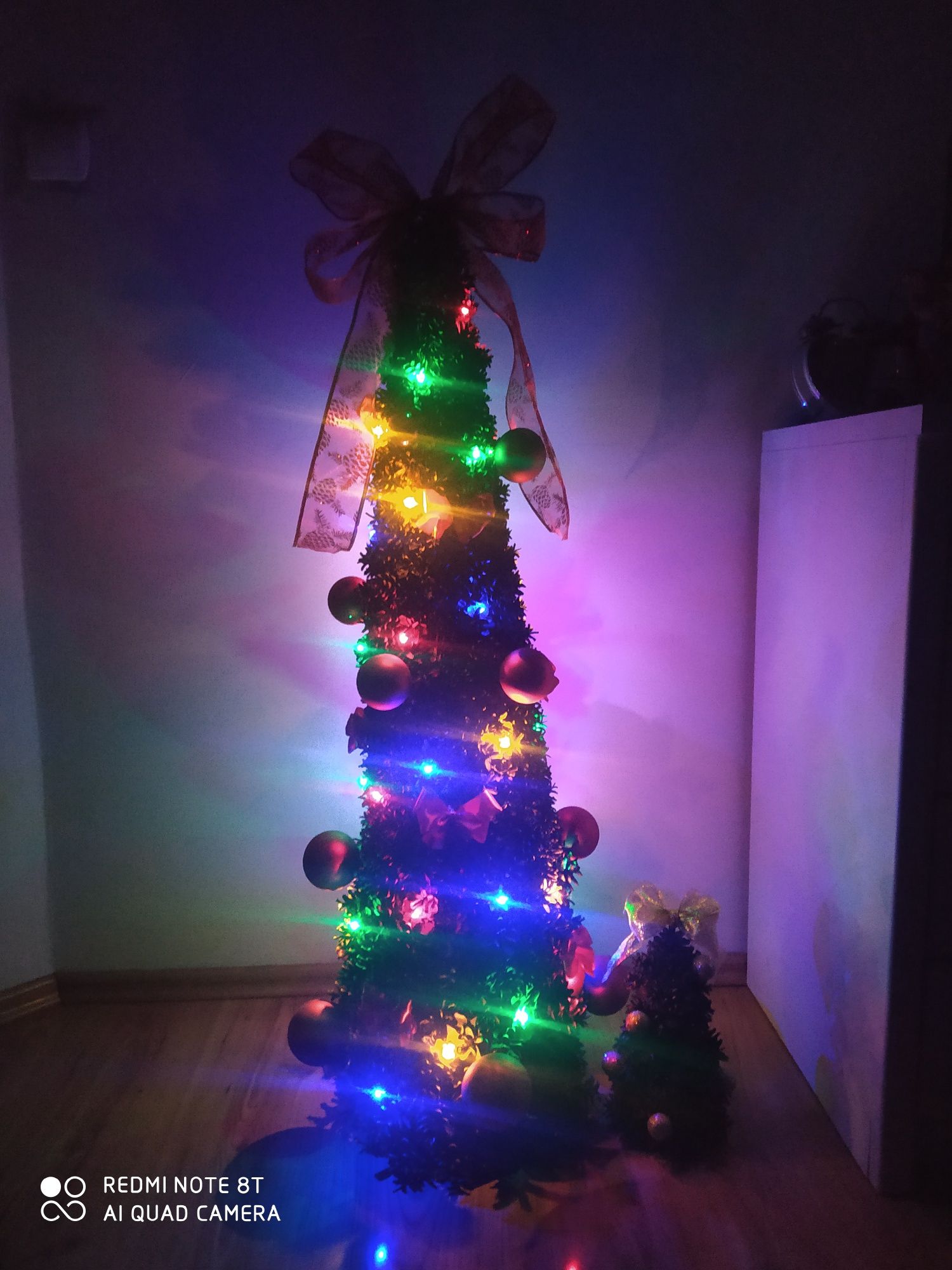 Choinka z szyszek z lampkami