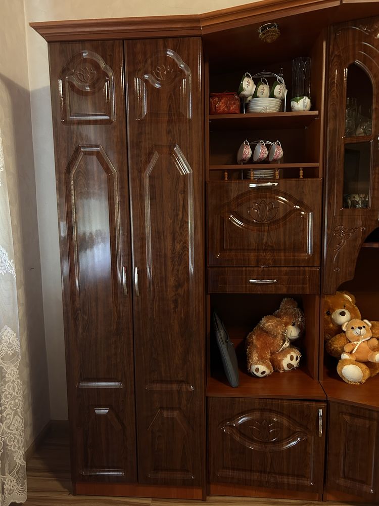 в продажі стінка