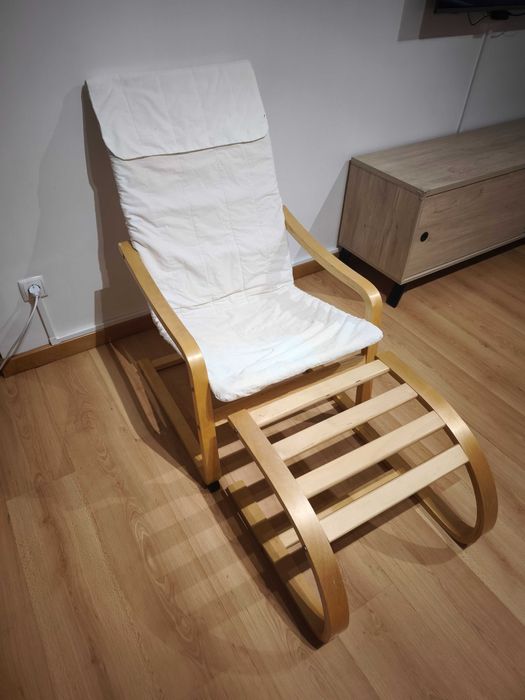 Poltrona Ikea com apoio de pés