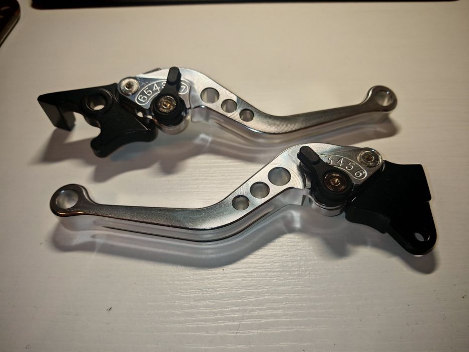 Regulowane klamki / manetki do motocykla - uniwersalne - aluminiowe