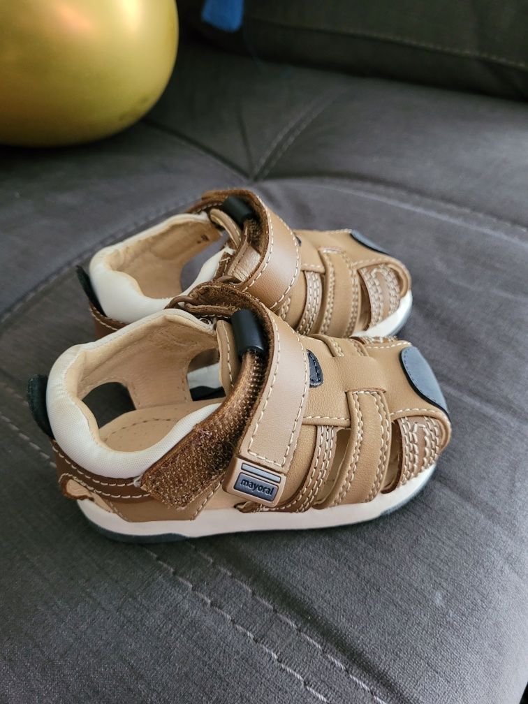 Sandalias maioral e sapatilhas adidas nmr 19