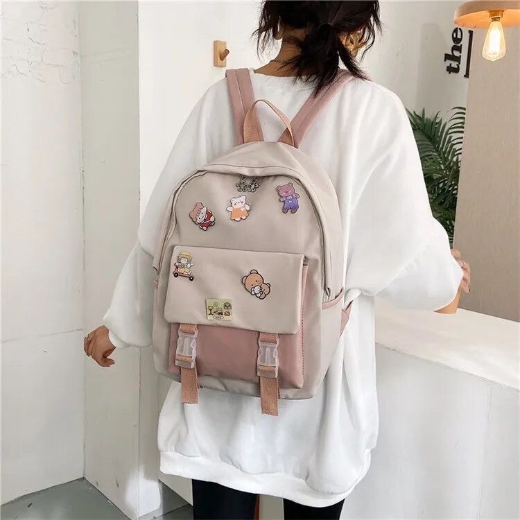 Рюкзак школьный для девочек со значками а 3 цветах.