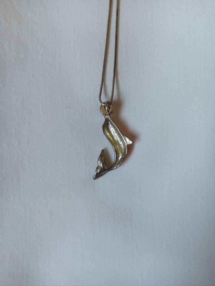 Colar com golfinho rosa