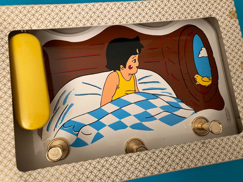 Conjunto muito bonito em madeira para pendurar da Heidi Anos 80