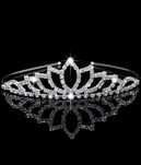 Tiara Ślubna Elegancka, srebrzysta tiara ozdobiona błyszczącymi kryszt