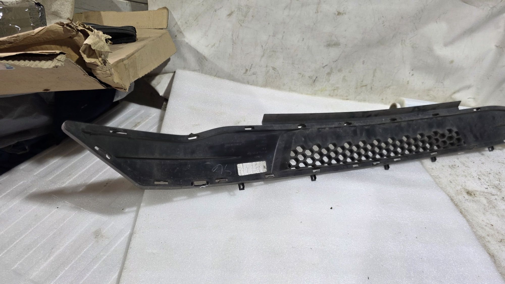Grill atrapa kratka zderzaka dolny 18- bdb stan ford Mustang oryginał