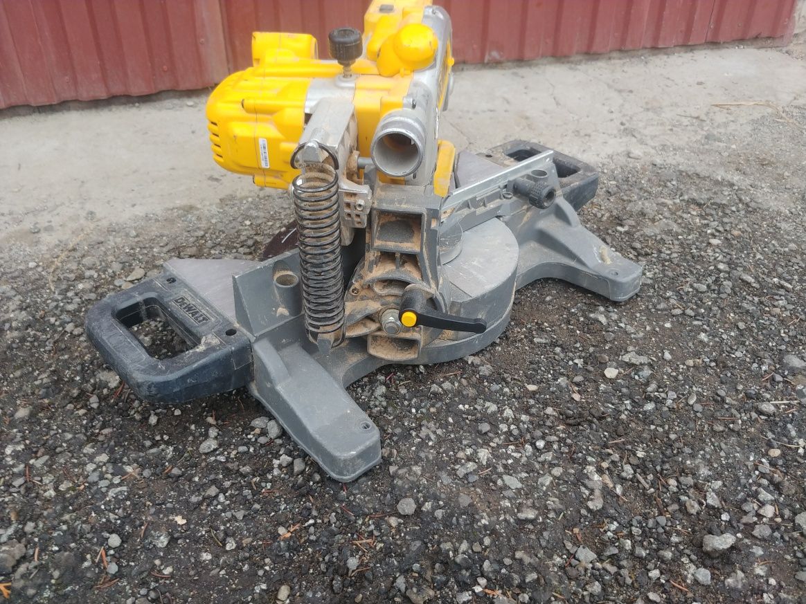 Ukośnica dewalt dcs777
