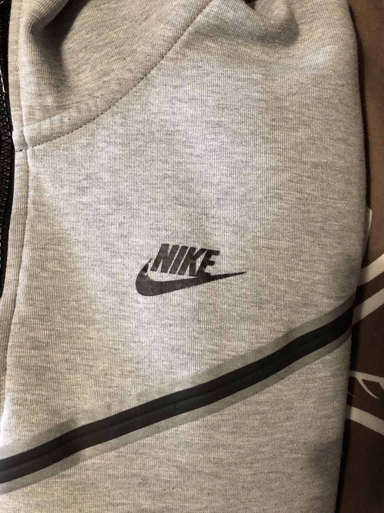 Nike tech cinzento