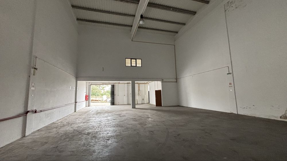 Arrenda-se Armazém Terrugem - 338 m2