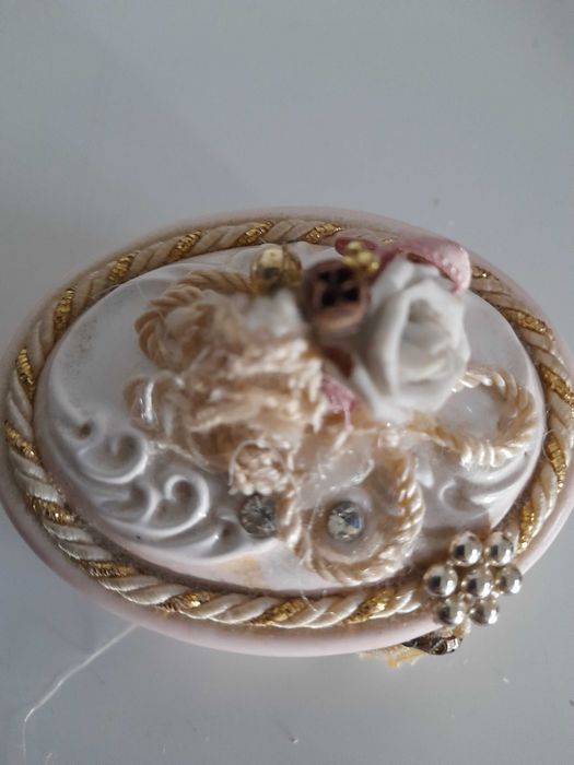 Guarda joias antigo em porcelana Italiana.