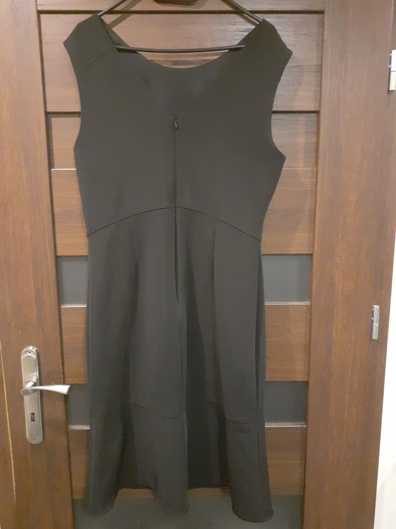 Czarna sukienka z delikatną falbaną r.44