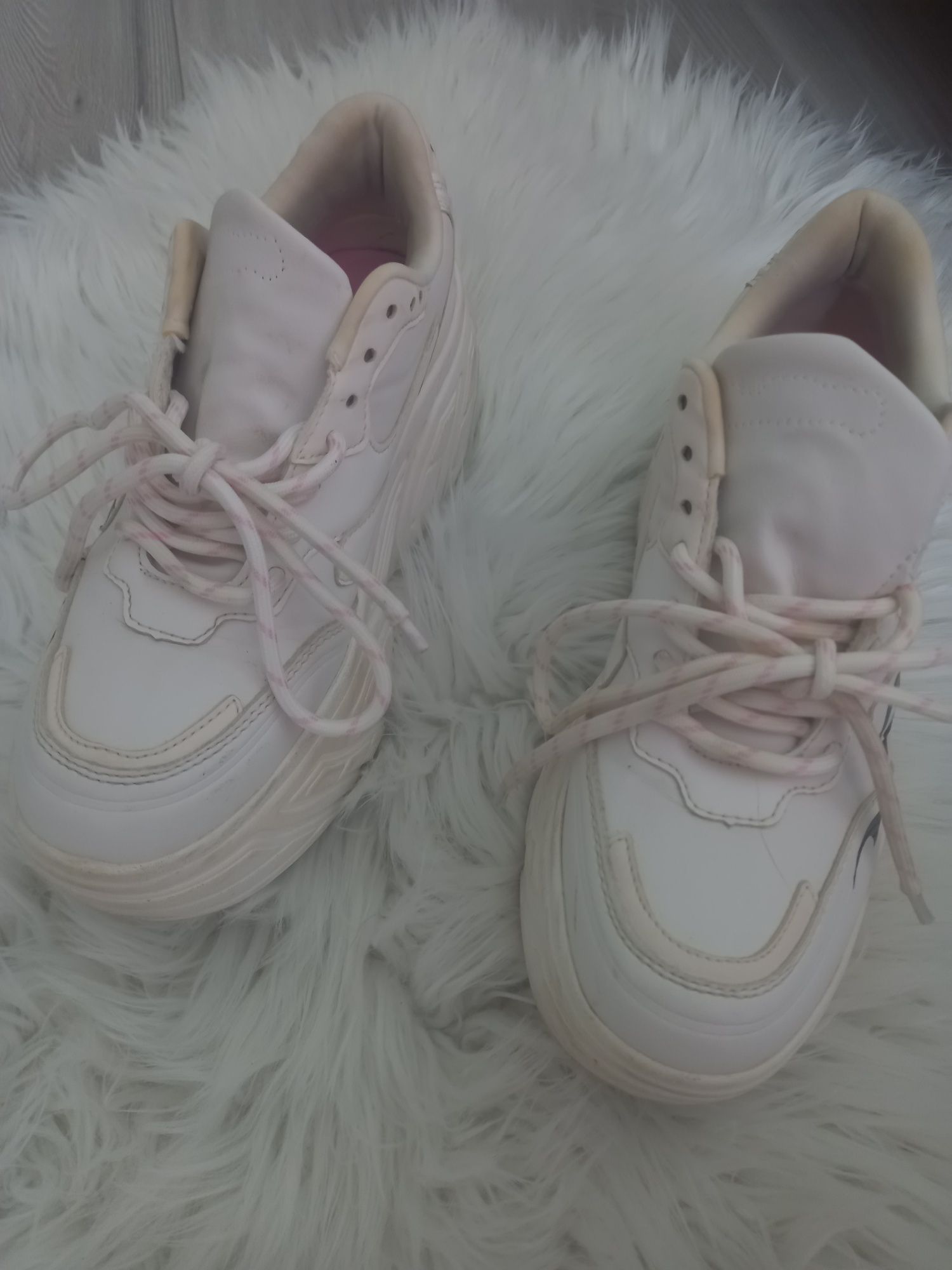 Sprzedam adidasy Hello Kitty 38