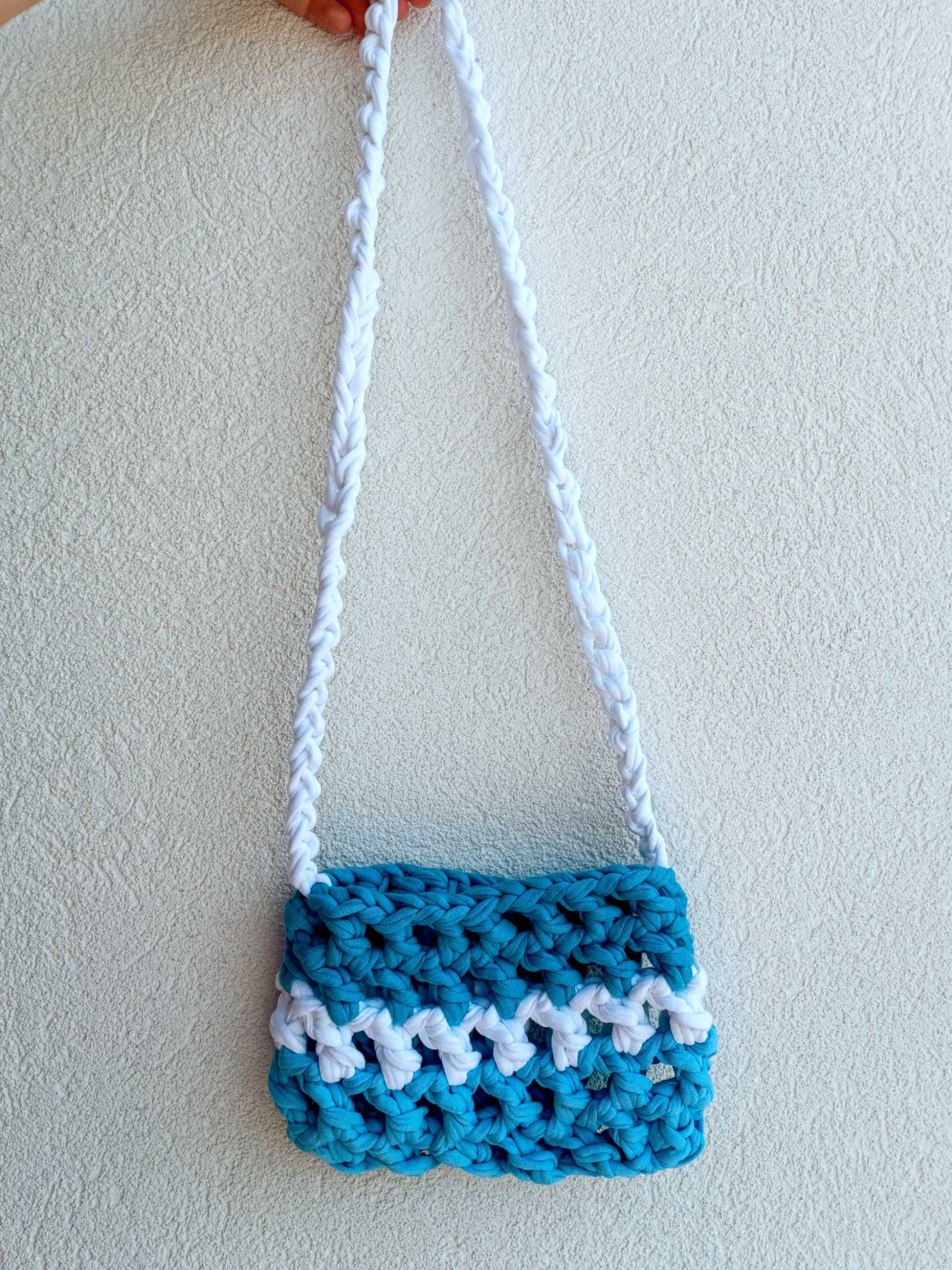 Bolsas em crochet feitas à mão