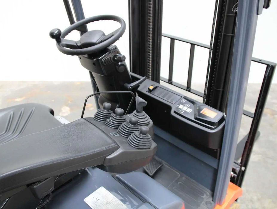 TOYOTA 7FBEST10 Электрический погрузчик трехопорный