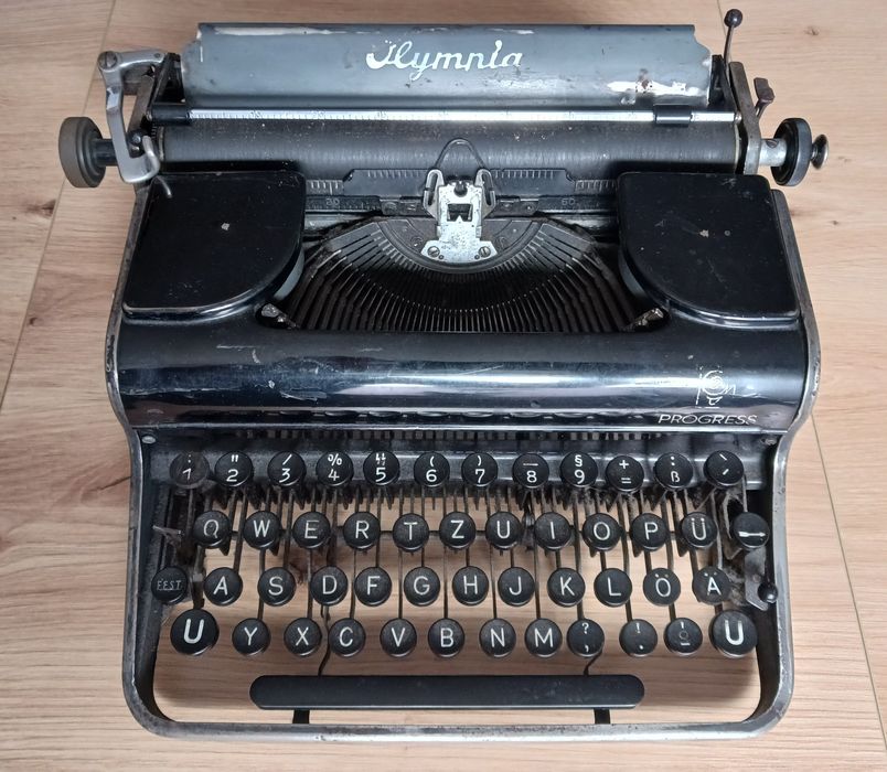 Niemiecka maszyna do pisania Olympia Progress z klawiszem "SS"