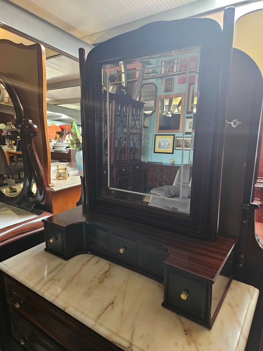 Comoda em madeira maciça com tampo em pedra e espel