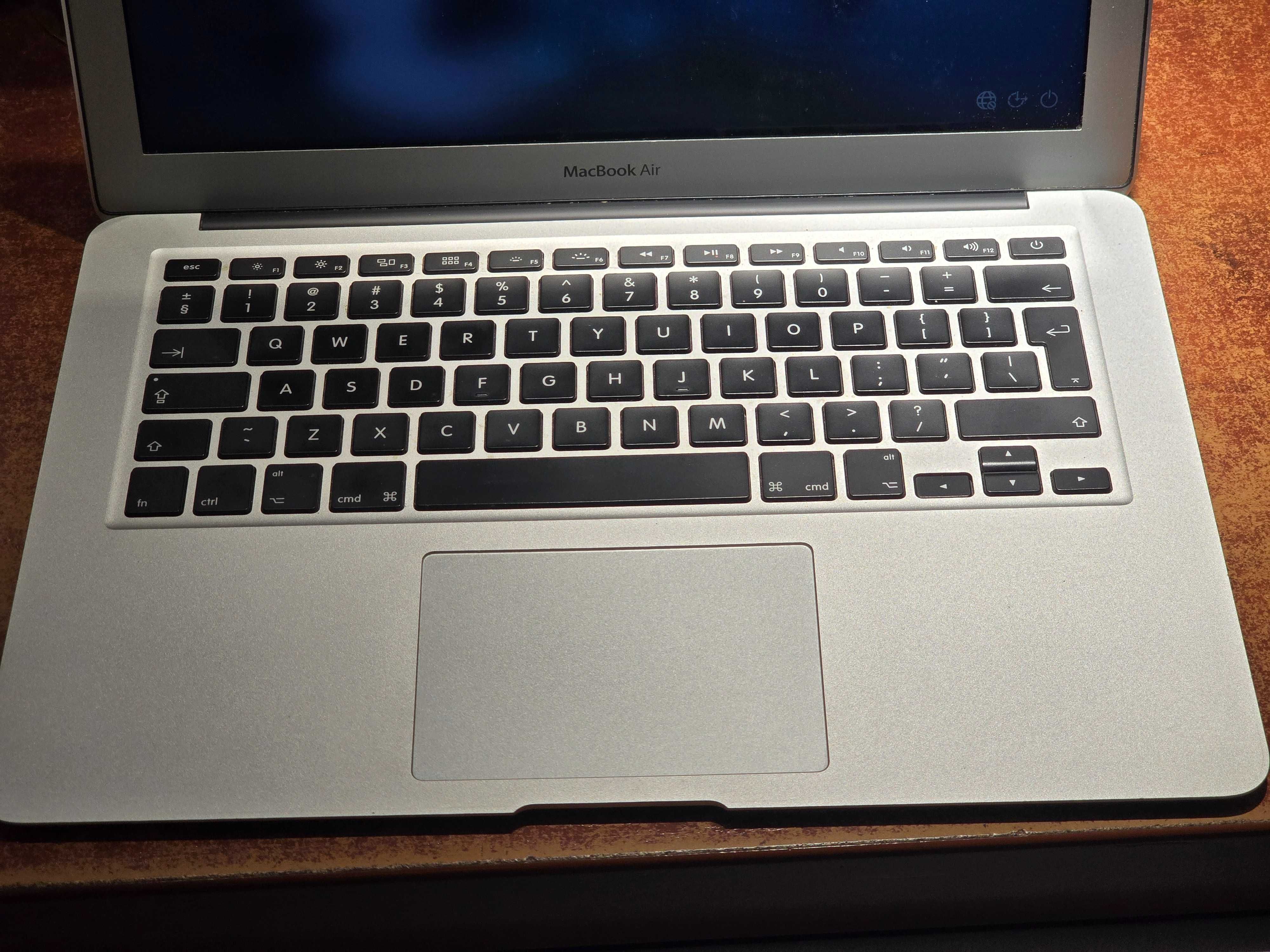 Używany - MacBook Air 13 2025 i5/128GB/8GB Srebrny 3 - GSM Baranowo